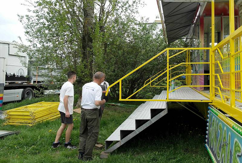 Kolotoče jsou na tradičním plácku v Porubě, letos jsou první v celé Ostravě a provoz naplno chtějí od třetího květnového pondělí. Ostrava, 12. května 2021.