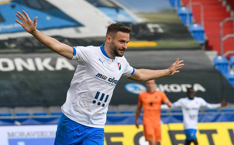 Fotbalisté Baníku Ostrava (v modro-bílém) v duelu 28. kola FORTUNA:LIGY s Mladou Boleslaví (2:1). Tomáš Zajíc se radoval předčasně, gól nakonec neplatil.