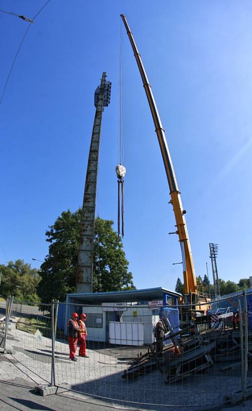  Ostravská demoliční a stavební firma DAV se ve středu pustila do strhávání čtyř stožárů na stadionu Bazaly.