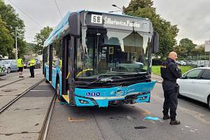 Nehoda autobusu a osobního auta v Ostravě na křižovatce ulic Hlučínská a Na Náhonu, 14. září 2023.