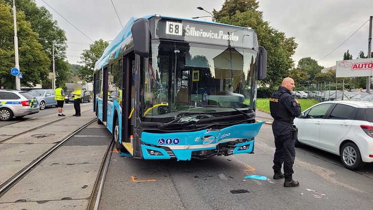 Nehoda autobusu a osobního auta v Ostravě na křižovatce ulic Hlučínská a Na Náhonu, 14. září 2023.
