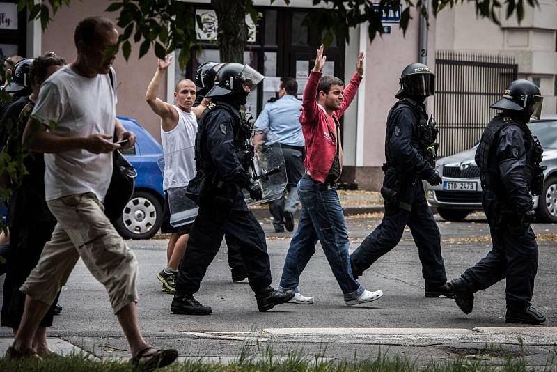 Šedesát lidí bylo zajištěno po sobotní demonstraci proti imigrantům, která se konala na Masarykově náměstí. Protestující se po ukončení akce vydali do Ostravy-Přívozu.