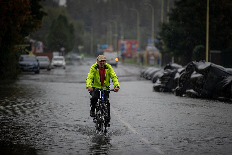 Protipovodňové zábrany odvádí vodu z jezera Štěrkovna, 16. října 2020 v Hlučíně.