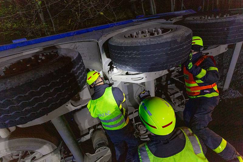 Zásah hasičů u převráceného kamionu, 25. října 2021, Skřipov.