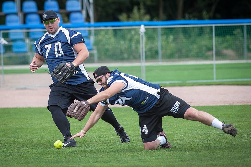 Arrows Fest 2018 v Ostravě-Porubě nabídl exhibiční zápas hokejistů Vítkovic, baseballistů Arrows Ostrava a amerických fotbalistů Steelers Ostrava.