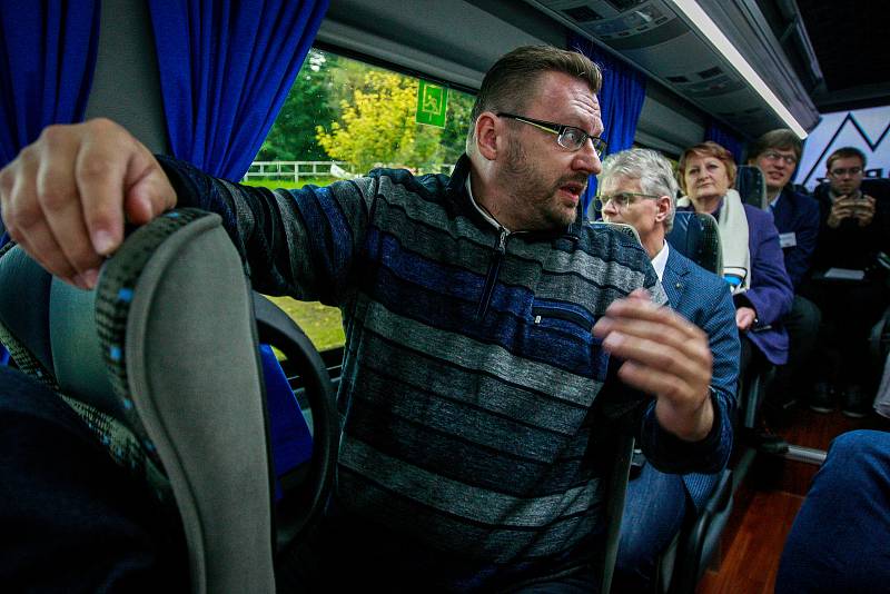 Lubomír Volný na snímku z poloviny října 2017, kdy se jako lídr kandidátky SPD v kraji krátce před volbami zúčastnil s dalšími 9 představiteli politických uskupení s největším volebním potenciálem (podle agentury Sanep) netradičního výletu Deník-busem.