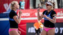 Turnaj Pro Tour kategorie Elite v plážovém volejbale J&T Banka Ostrava Beach Pro, 26. května 2022 v Ostravě. (zleva) Barbora Hermannová a Marie-Sara Štochlová z České republiky.