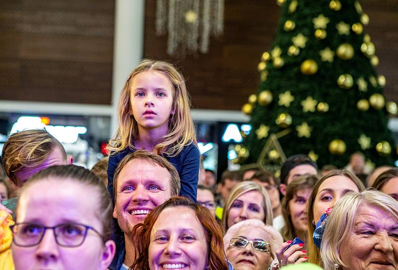 Ewa Farna rozsvítila vánoční strom v obchodním centru Avion Shopping Park, 16. listopadu 2019 v Ostravě.