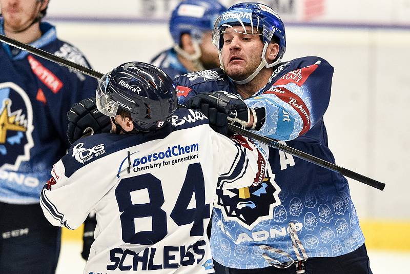 43. kolo hokejové extraligy mezi HC Vítkovice Ridera - HC Rytíři Kladno v Ostravě dne 2. února 2020. Na snímku (zleva) Jan Schleiss z Vítkovic a Michal Barinka z Kladna.