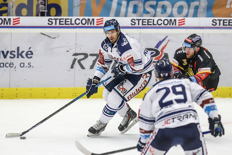 Utkání 37. kola hokejové extraligy: HC Vítkovice Ridera - HC Verva Litvínov, 17. ledna 2020 v Ostravě. Na snímku (zleva) Tomáš Kubalík, Adam Jánošík.