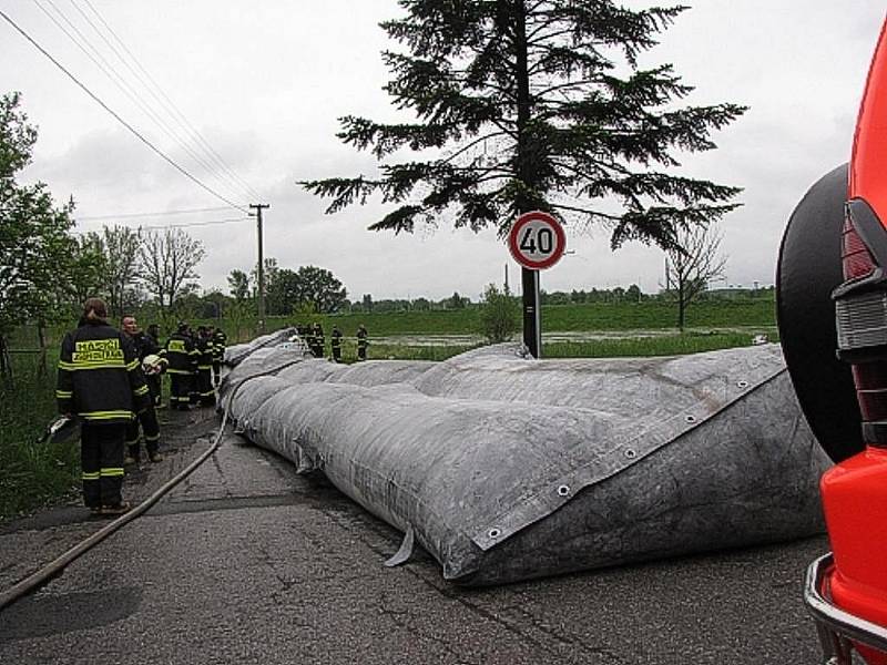 Hasiči v podvečer vybudovali protipovodňovou hráz u břehu řeky Odry v Ostravě-Koblově.