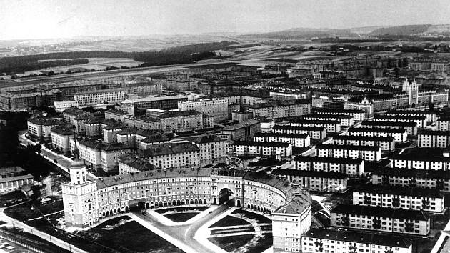 Letecký snímek z výstavby Poruby, která se měla jmenovat Nová Ostrava. V popředí je charakteristický oblouk, který je architektonickou kopií budovy admirality v Leningradu.