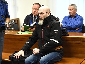 Před odvolacím soudem stanuli dva údajní členové gangu, který v Ostravě podle obžaloby nelegálně vyráběl kuřivo. Vladislav Moroň (vpředu) a Vladimír Valenta (vpravo vzadu). 