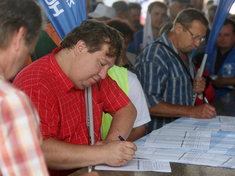 Čtvrteční ráno 16. června v Ostravě. I v Ostravě odboráři přišli podpořit stávkující kolegy. Nádraží zela prázdnotou.