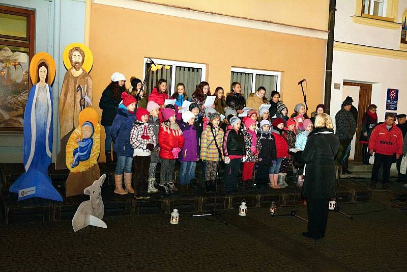 K akci Česko zpívá koledy se letos poprvé připojili také v Bílovci, kde se zpíváním pomohly děti ze souboru Kulíšek a soubor Rozmarýnka. 