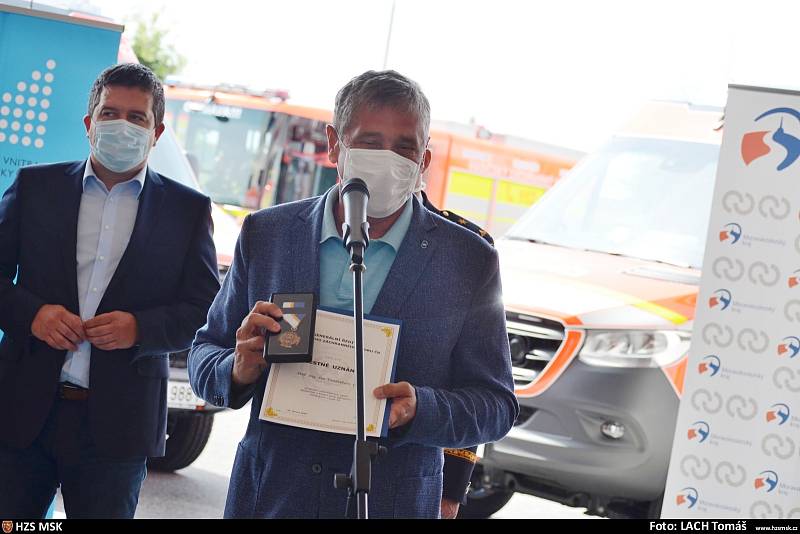 Hejtman přijal ocenění ministra Hamáčka. Pak předali hasičům nové vozy.