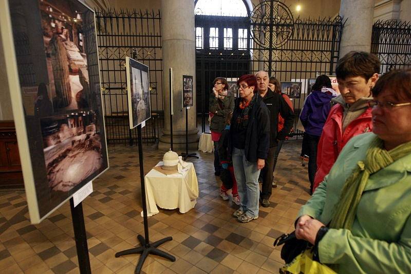 Ostravské kostely se v pátek otevřely veřejnosti. Lidé si v nich mohli prohlédnout například výstavy liturgických předmětů a rouch, promítání 3D fotografií anebo přehlídku kostelní módy.