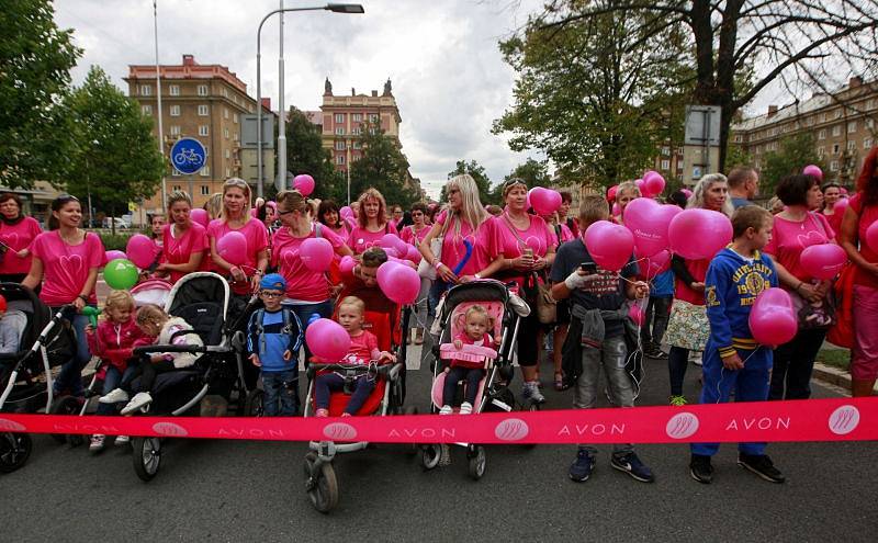 Desítky žen se v sobotu vydaly na pochod proti rakovině prsu. Růžová trička zaplavila Hlavní třídu v Ostravě-Porubě.