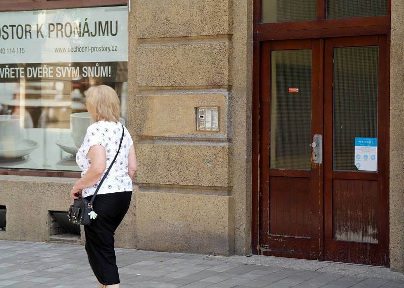   VSTUPY do vchodů č. 706 a 707 jsou podle místních stejné jako v časech, kdy zde ještě byly byty určené hlavně horníkům.