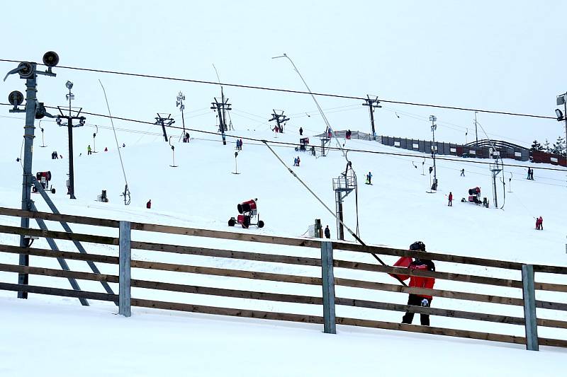 Tošovický areál zaplnili o víkendu lyžaři, snowboardisté i bobisté.