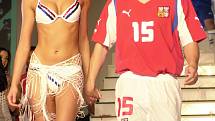 Fotbaloví reprezentanti předvedli nové kolekce sportovního i společenského oblečení od Pumy a Steilmana, v němž se představí na EURO. Na snímku Milan Baroš. 8. 6. 2004.