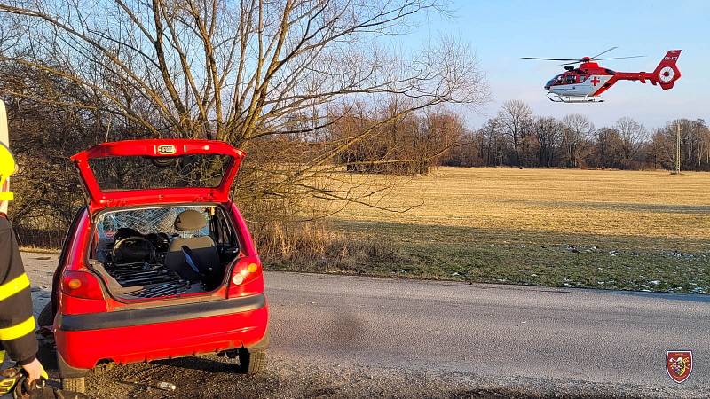 Zásah hasičů u nehody autobusu a osobního vozu ve Studénce, únor 2023.