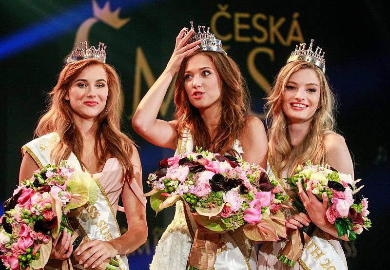 Finále soutěže Česká Miss 2018 v Gongu.  Na snímku vítězky- zleva druhá Jana Šišková, první Lea Šteflíčková, a třetí Tereza Křivánková.
