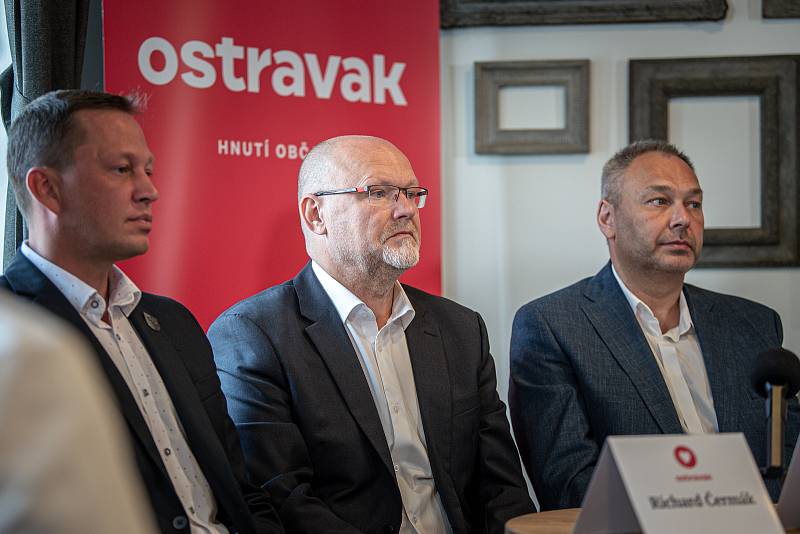 Tisková konference politické strany Ostravak, 31. května 2022 v Ostravě. (zleva) Richard Čermák, Roman Goryczka a Zdeněk Hubner.