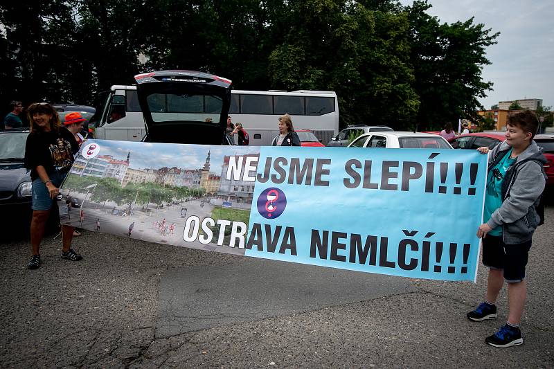 Odjezd účastníků demonstrace na pražské Letné 23. června 2019 z Ostravy.