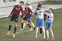 Utkání 15. kola první fotbalové ligy: FC Baník Ostrava - AC Sparta Praha, 17. ledna 2021 v Ostravě. (zleva) Martin Vitík ze Sparty a Patrizio Stronati z Ostravy.