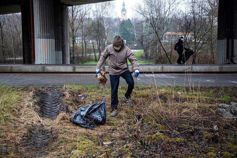 Pojďte s námi uklízet Ostravu. To byla dobrovolnická akce, jejíž cílem bylo uklidit okolí od odpadků a nepořádku kolem Slezskoostravského hradu, 17. dubna 2021 v Ostravě. Odpadky uklízel i primátor Ostravy Tomáš Macura.