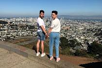 San Francisco, nad nímž se Martin a Tom společně zvěčnili, je považováno za hlavní město gay a lesbické komunity, byť se první Pride pochod konal právě na opačném pobřeží USA, v New Yorku.