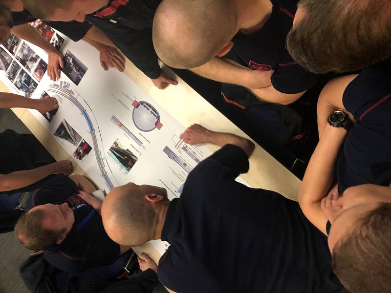 Kurz moravskoslezských hasičů zaměřený na zdolávání mimořádných událostí v silničních a železničních tunelech.