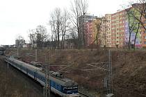 Zastávka Ostrava-Zábřeh by měla být přímo v místě, kde se míjí osobní vlak s opravářskou železniční četou. 
