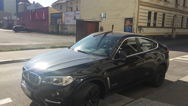 Auto parkující poblíž Stodolní v Ostravě „ozdobil“ krumpáč v kapotě.