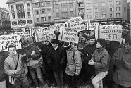 Ostravští studenti reagovali transparenty na hrubý zásah bezpečnostních složek proti demonstrantům v Praze 17. listopadu 1989. 