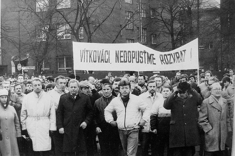 Komunisté svolali na ostravské náměstí protidemonstraci, které se zúčastnilo osm tisíc osob. Byli mezi nimi i komunisté a milicionáři z Vítkovic. Ve chvíli, kdy skandováním uráželi Václava Havla, Federální shromáždění zrušilo vedoucí úlohu KSČ. 