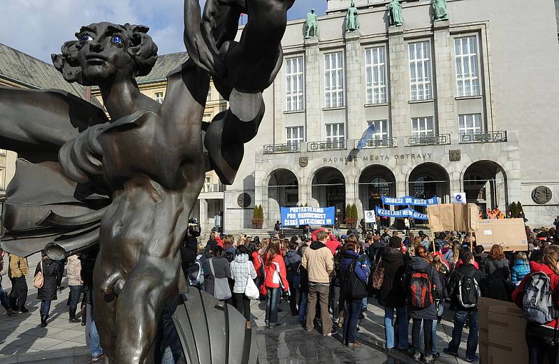 Ve středu se městem prošel protestní průvod, byl další z akcí pořádaných v rámci takzvaného Týdne neklidu. Studenti a někteří pedagogové projevují svůj nesouhlas s reformou.