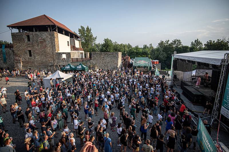 Open air koncert kapely Monkey Business v rámci Barrák music hradu, který se uskutečnil na Sleszkoostravském hradě, 1. července v Ostravě.