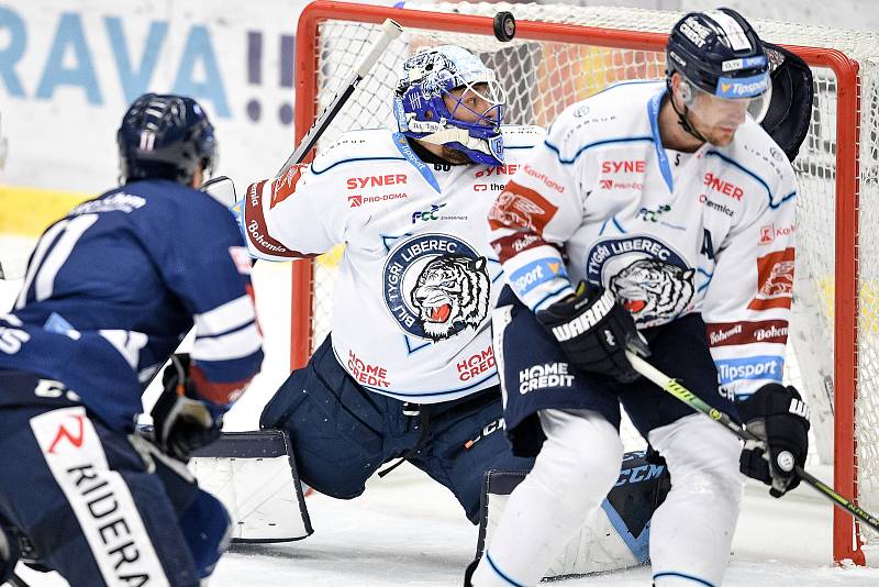 Utkání 15. kola hokejové extraligy: HC Vítkovice Ridera - Bílí Tygři Liberec, 17. října 2021 v Ostravě. (zleva) Marek Kalus z Vítkovic a brankář Liberce Petr Kváča.