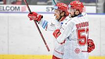 Utkání 8. kola hokejové extraligy: HC Vítkovice Ridera - HC Oceláři Třinec, 20. října 2021 V Ostravě. (zleva) Ondřej Kovařčík z Třince a Milan Doudera z Třince.