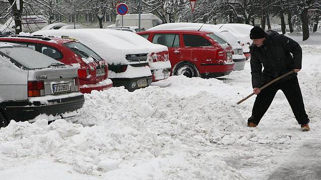 Sněhová nadílka nadělala starosti nejen silničařům ale také motoristům.