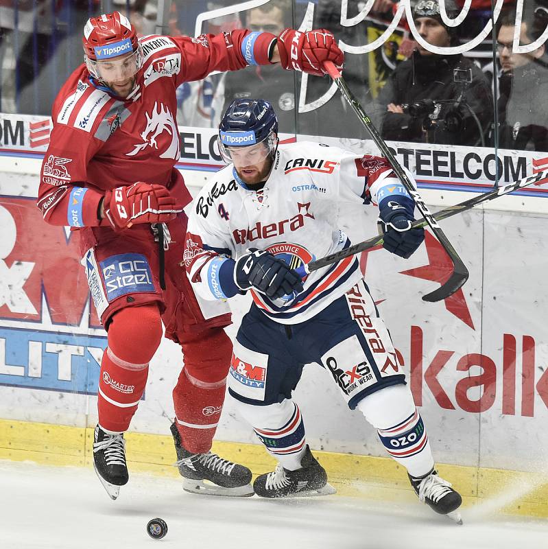 Utkání 34. kola hokejové extraligy: HC Vítkovice Ridera - HC Oceláři Třinec, 12. ledna 2019 v Ostravě. Na snímku (zleva) Tomáš Marcinko a Petr Šidlík.