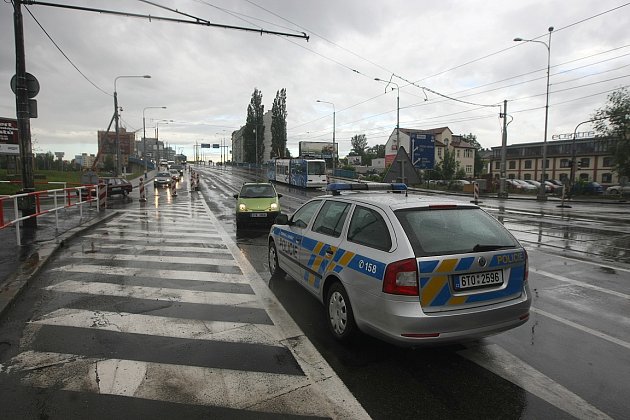 Dopravní situace v centru Ostravy v části kolem Nové Karoliny v pátek ráno.