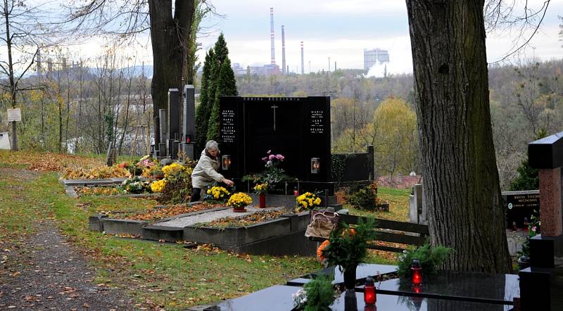 Na Památku zesnulých a dny kolem ní lidé více než kdy jindy navštěvují hroby, pokládají na ně květiny a věnce a zapalují u nich svíčky, které jsou symbolem života. Myslí na ty, co odešli nebo se za ně modlí.