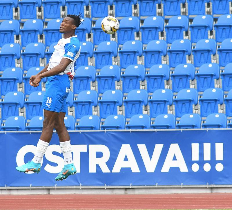 Fotbalisté Baníku Ostrava (v bílém) v generálce proti Karviné.