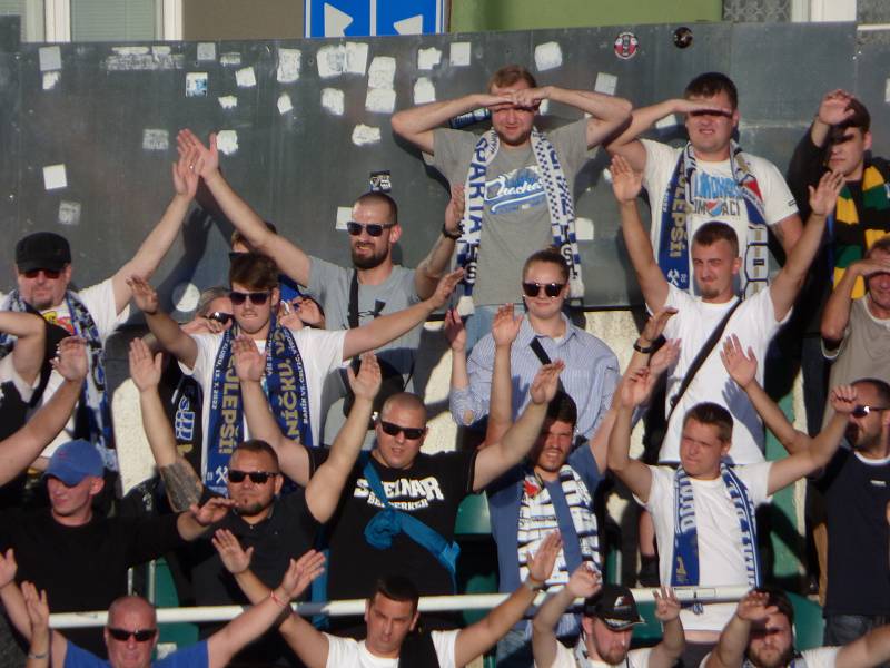 Fotbalisté Baníku Ostrava a fanoušci v Ďolíčku. 