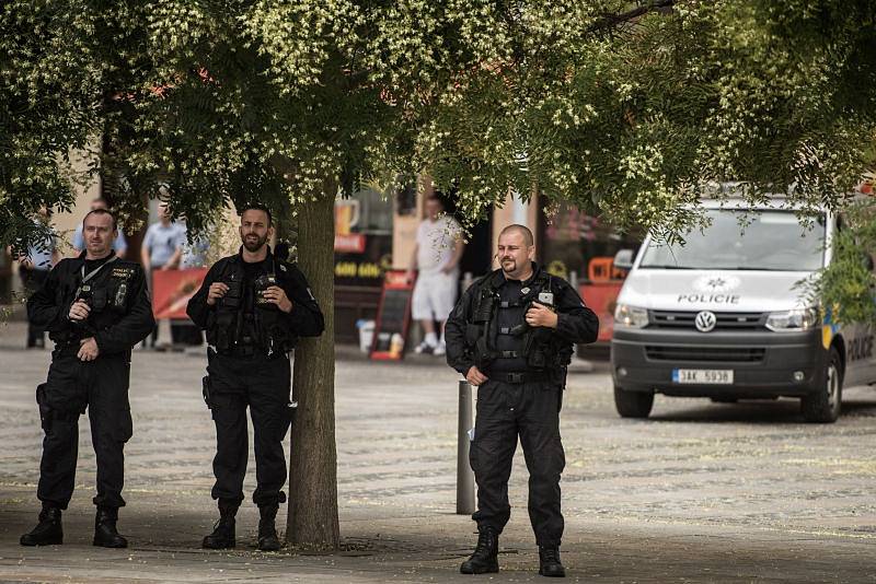 Šedesát lidí bylo zajištěno po sobotní demonstraci proti imigrantům, která se konala na Masarykově náměstí. Protestující se po ukončení akce vydali do Ostravy-Přívozu.