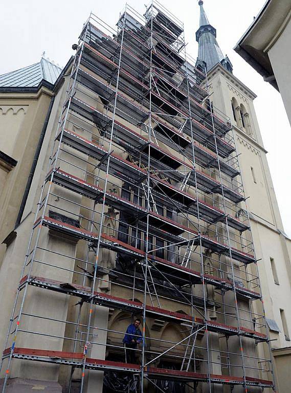 Architektonická dominanta Přívozu, kostel Neposkvrněného početí Panny Marie na náměstí Svatopluka Čecha prodělává opravu