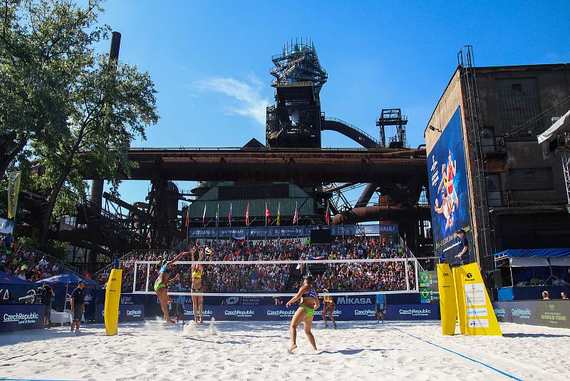 Finále ženy: Agatha Bednarczuk (BRA), Eduarda Santos Lisboa Duda (BRA) - Ana Patricia Silva Ramos (BRA), Rebecca Cavalcanti Barbosa Silva (BRA). FIVB Světové série v plážovém volejbalu J&T Banka Ostrava Beach Open, 2. června 2019 v Ostravě.